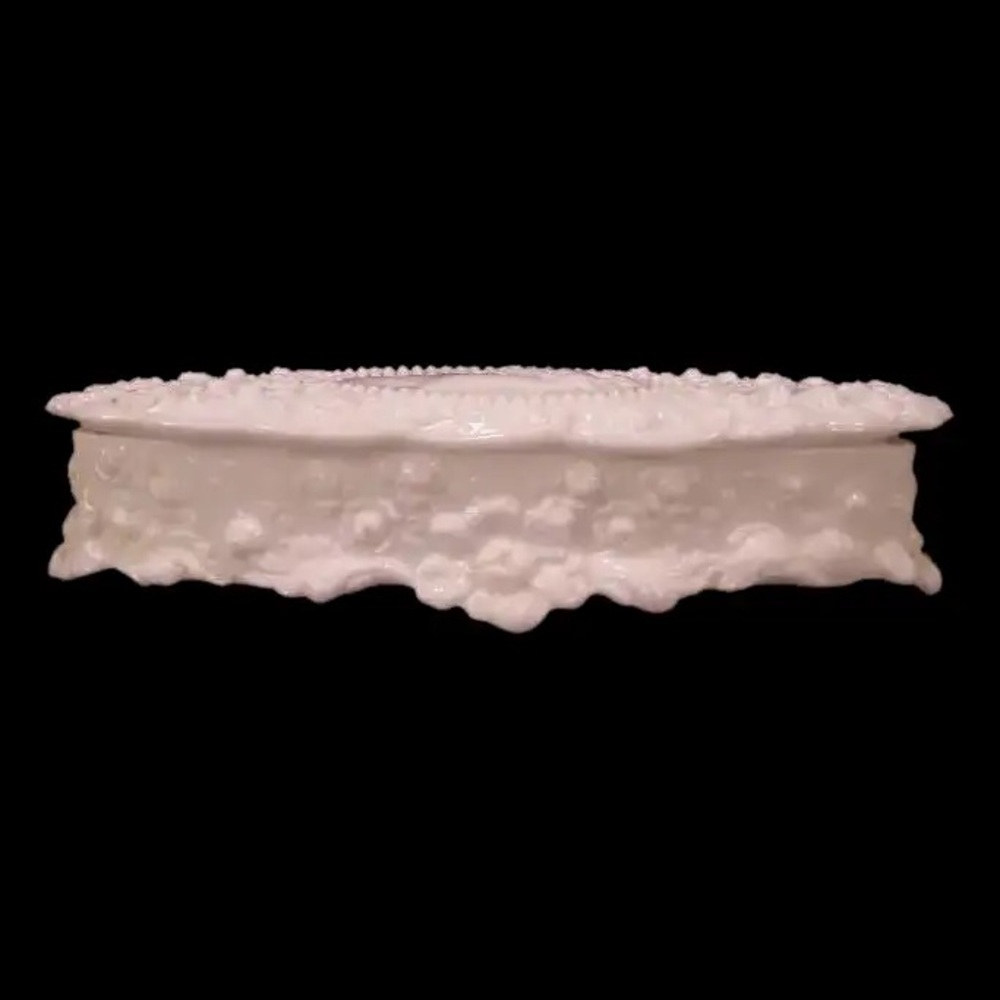 Gorgeous Jenny Lind Milk Glass Glove Box with lid by Fostoria. MINT condition - Picture 2 of 9